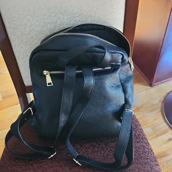 Steve Madden Black & Gold Logo Backpack – Chic & Spacious - Picture 3 of 5